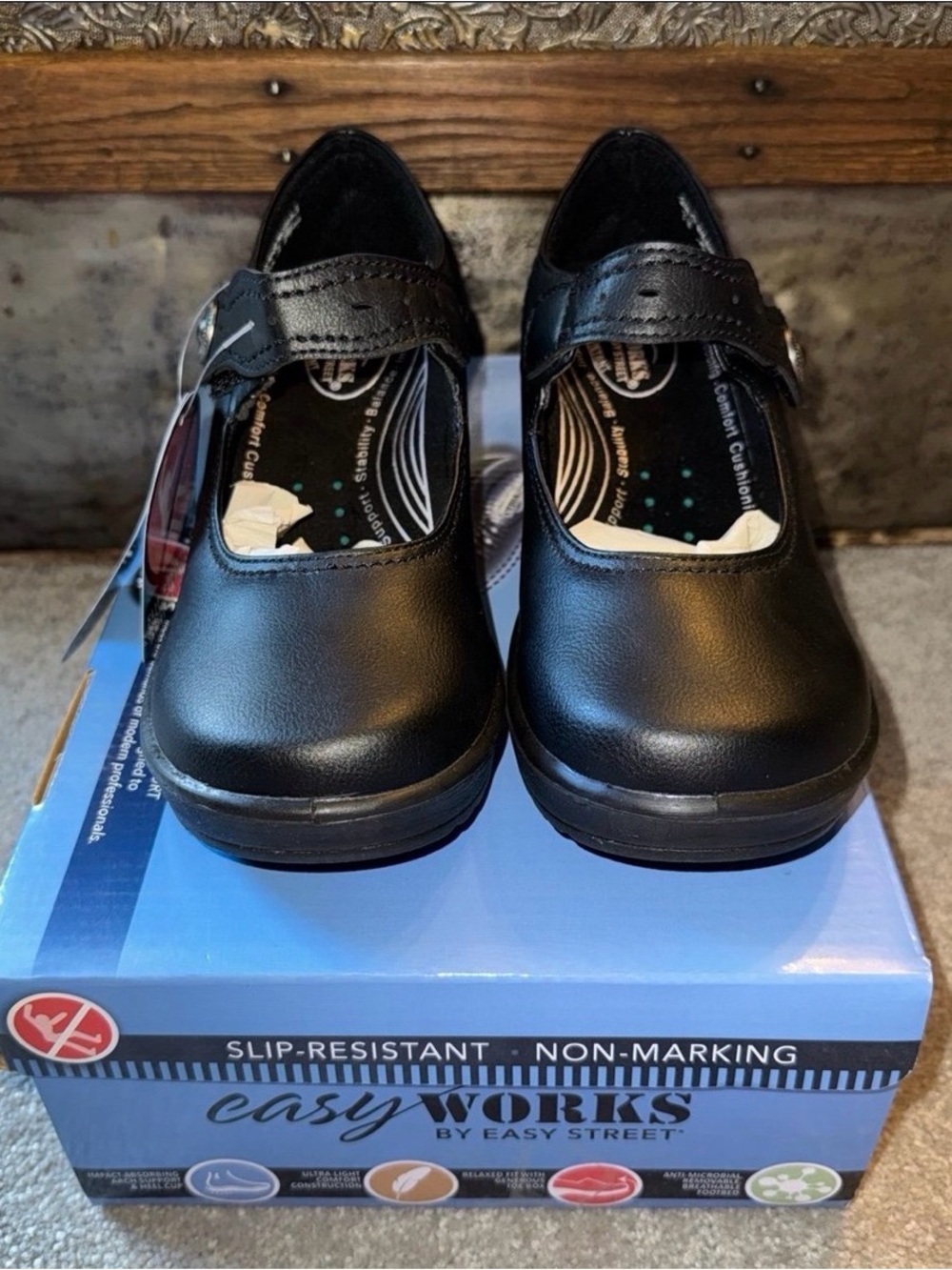 NIB Women’s Easy Works by Easy Street Mary Jane Black Work Shoe in Size 7